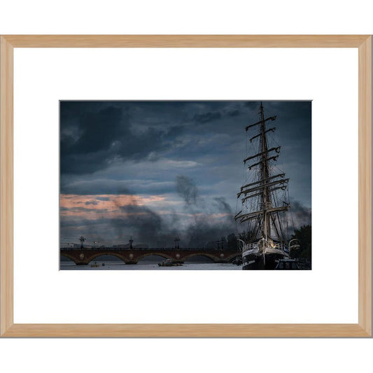 Tirage d'art "Le Belem" – 20x30 cm – Cadre Nielsen bois 30x40 cm - Boutique Ømm