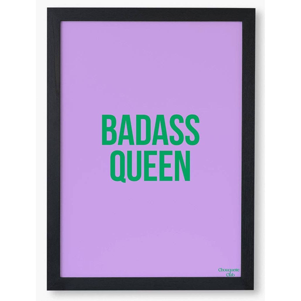 Affiche Badass Queen Chouquette Club au format 29,7 x 42 cm avec texte vert sur fond lilas