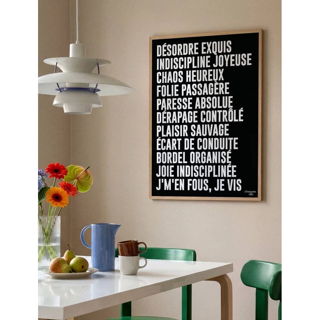 Affiche Mantra #3 Chouquette Club 50 x 70 cm avec texte beige sur fond noir dans une chambre contemporaine