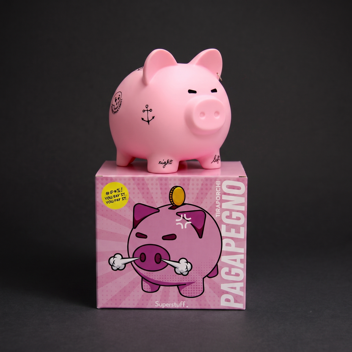 Tirelire Pagapegno Superstuff en forme de cochon rose tatoué avec tableau de tarifs personnalisable