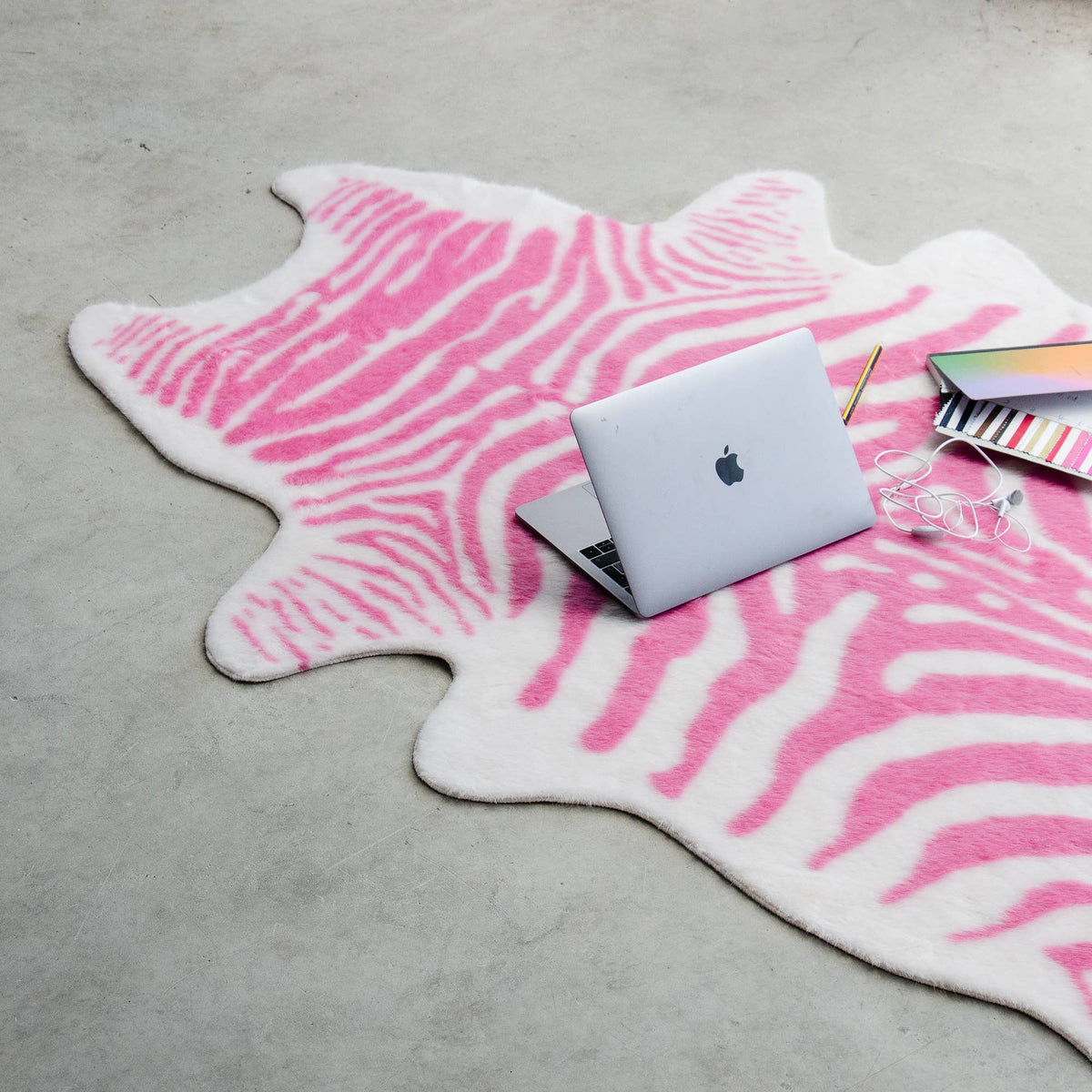 Tapis Zèbre Rose Helio Ferretti 130 × 180 cm en cuir synthétique, motif animalier rose et blanc