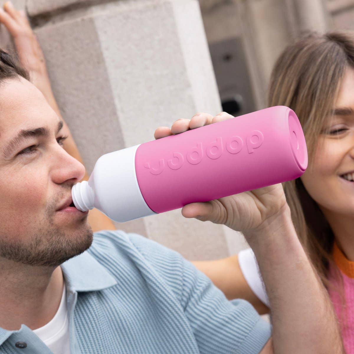 Gourde isotherme Dopper Insulated 580 ml Pelican Pink en acier inoxydable avec bouchon gobelet rose et corps blanc