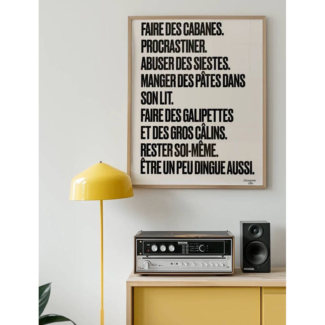 Affiche Mantra #1 Chouquette Club 50 x 70 cm avec texte humoristique noir sur fond clair dans un intérieur contemporain