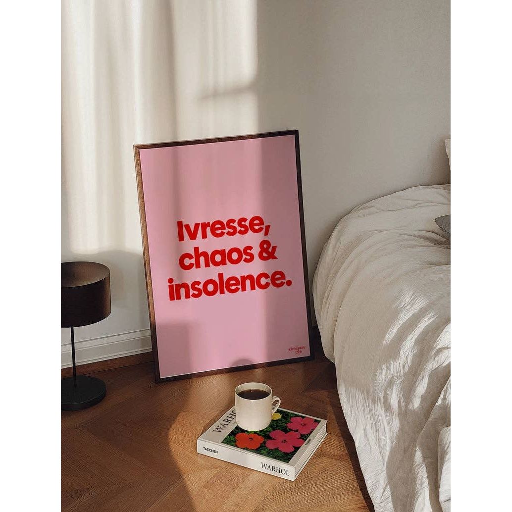 Affiche Ivresse, Chaos & Insolence de Chouquette Club au format 29,7 x 42 cm avec typographie rouge sur fond rose
