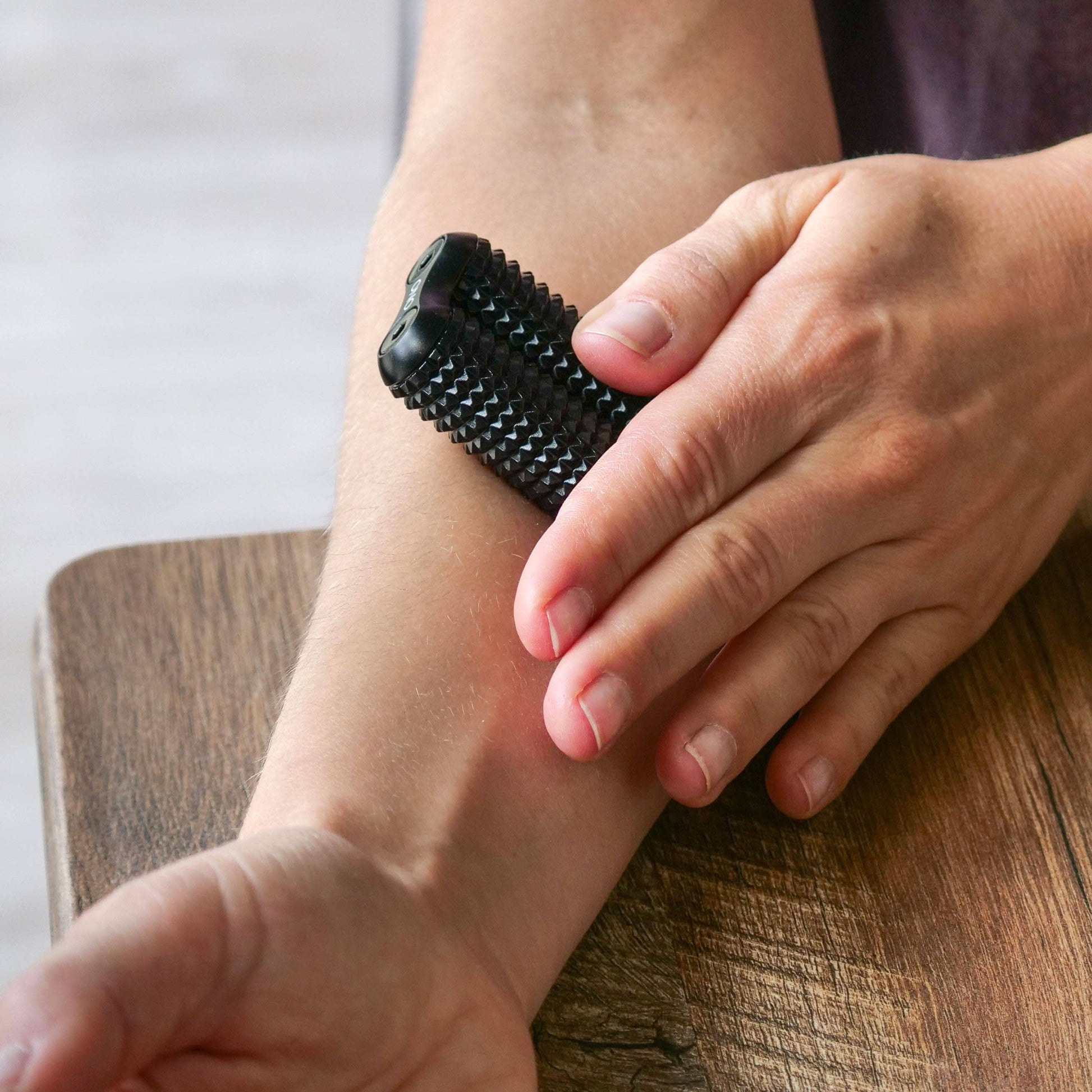 Rouleau ONO Acupressure Full en aluminium noir avec deux cylindres texturés à reliefs géométriques