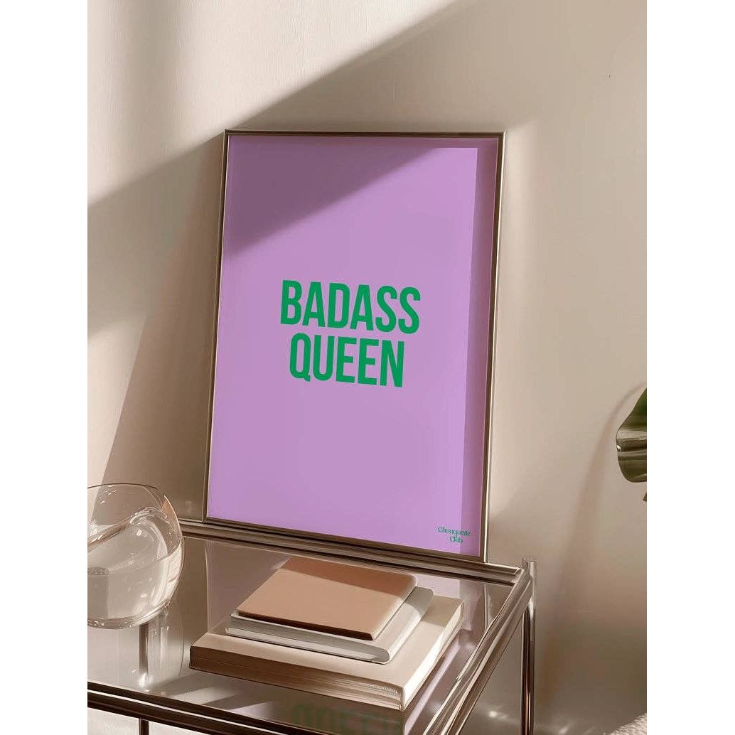 Affiche Badass Queen Chouquette Club au format 29,7 x 42 cm avec texte vert sur fond lilas