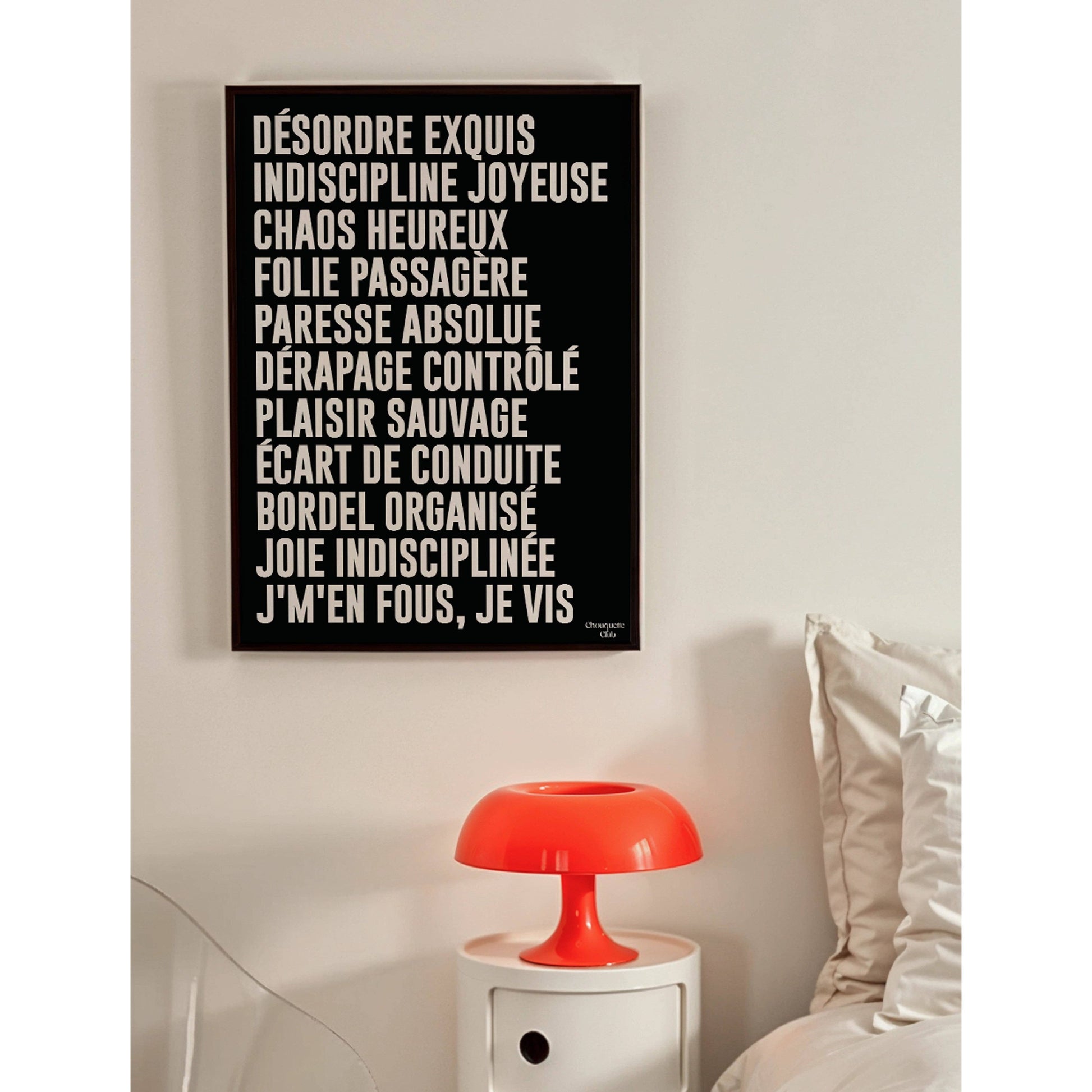 Affiche Mantra #3 Chouquette Club 50 x 70 cm avec texte beige sur fond noir dans une chambre contemporaine