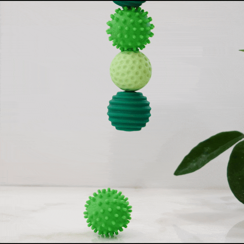Pack ONO Émeraude de quatre balles magnétiques anti-stress en silicone vert avec textures variées dans un étui zippé noir