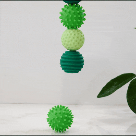 Pack ONO Émeraude de quatre balles magnétiques anti-stress en silicone vert avec textures variées dans un étui zippé noir