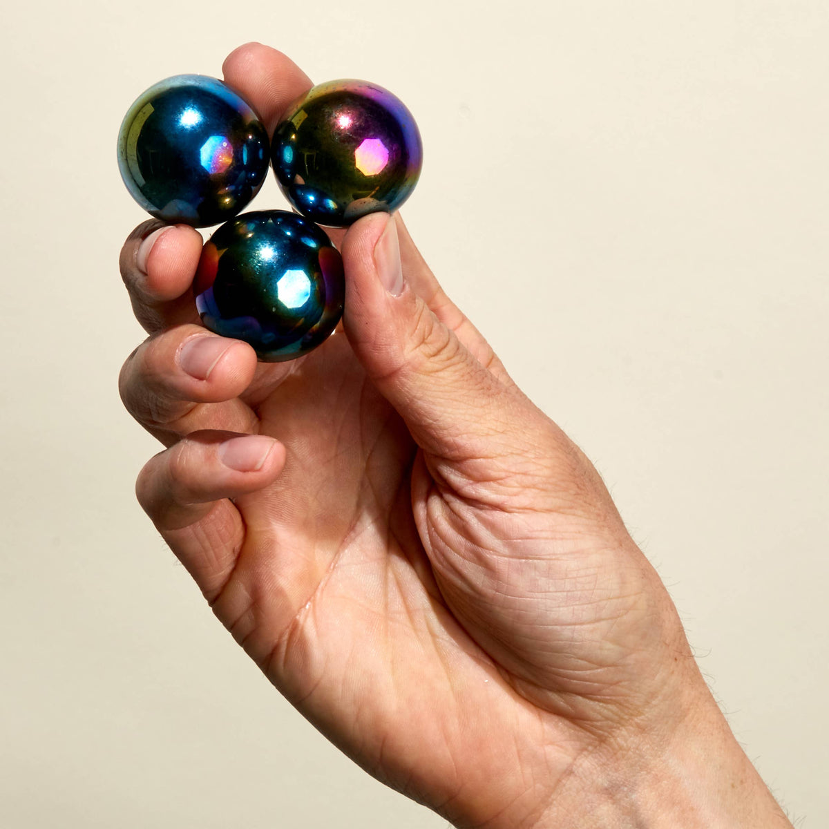 Speks Supers avec trois grandes sphères magnétiques irisées multicolores sur leur base de présentation avec boîte d’origine