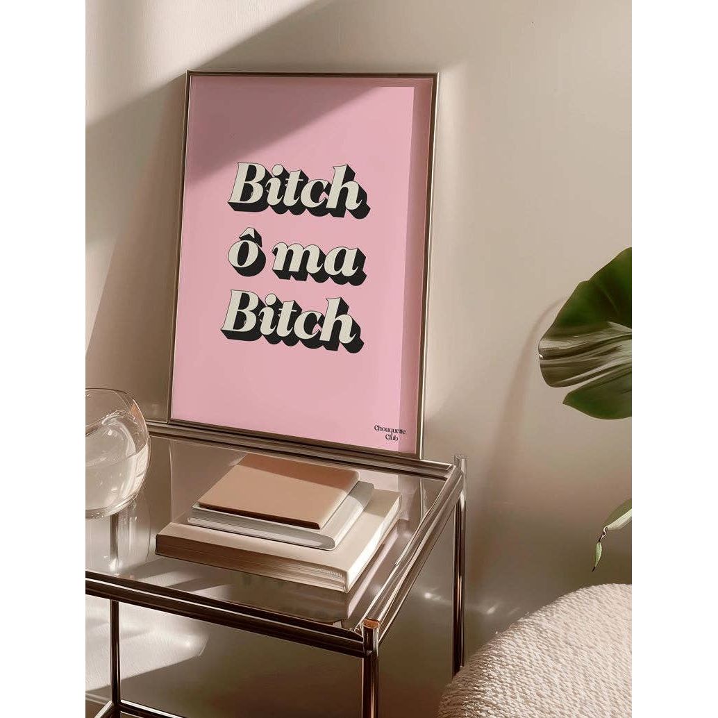 Affiche Bitch ô ma Bitch Chouquette Club au format 29,7 x 42 cm avec texte rétro noir et blanc sur fond rose pâle