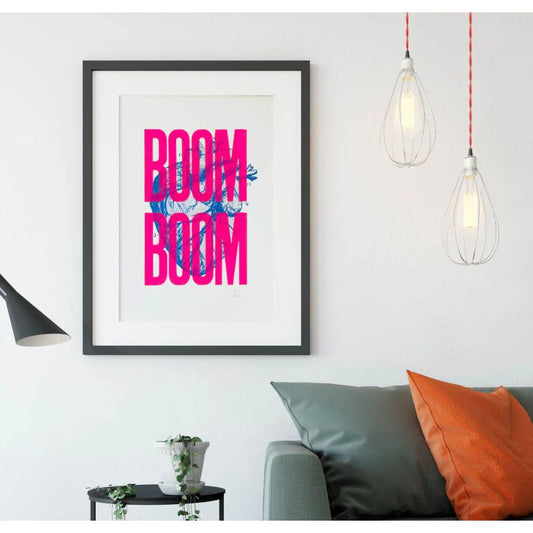 Sérigraphie Boom Boom 50x70cm – Pappus Editions – Cœur anatomique bleu et typo rose fluo