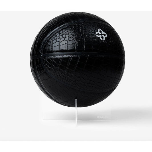  ballon de basket noir effet crocodile en cuir vegan sur socle – Comrade Berlin
