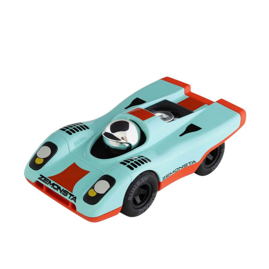 – Voiture Zemonsta Klaus Turquoise Playforever jouet design rétro
– Voiture Playforever turquoise et orange style racing vintage
– Jouet voiture de collection Playforever Zemonsta Klaus déco