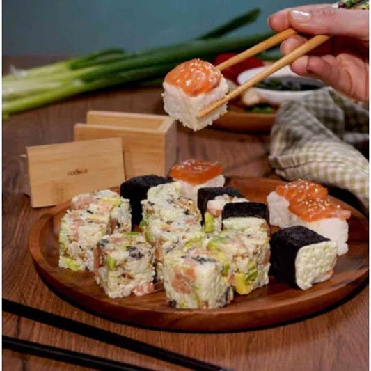 Moule à sushi en bambou Sushi Cube Cookut posé sur son coffret, accessoire de cuisine japonais écoresponsable