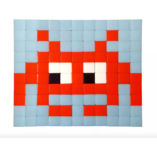 Mosaïque Space Invader en verre teinté dans la masse – tableau pixel art déco par Fenel & Arno
