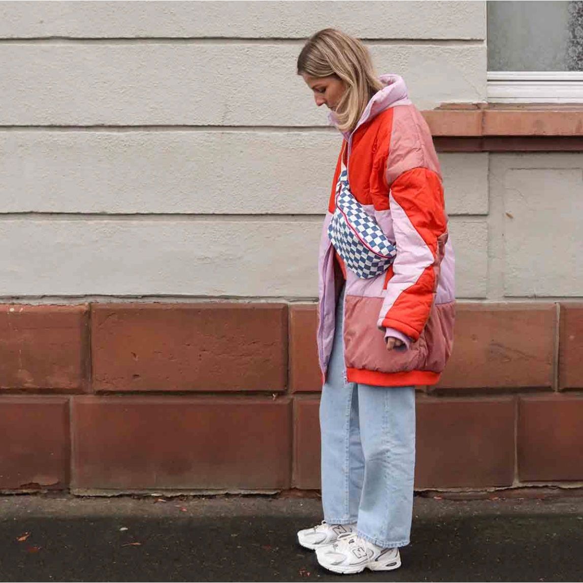Sac banane Rose in April – imprimé damier écru et bleu – fermeture rose et sangle ajustable en coton
