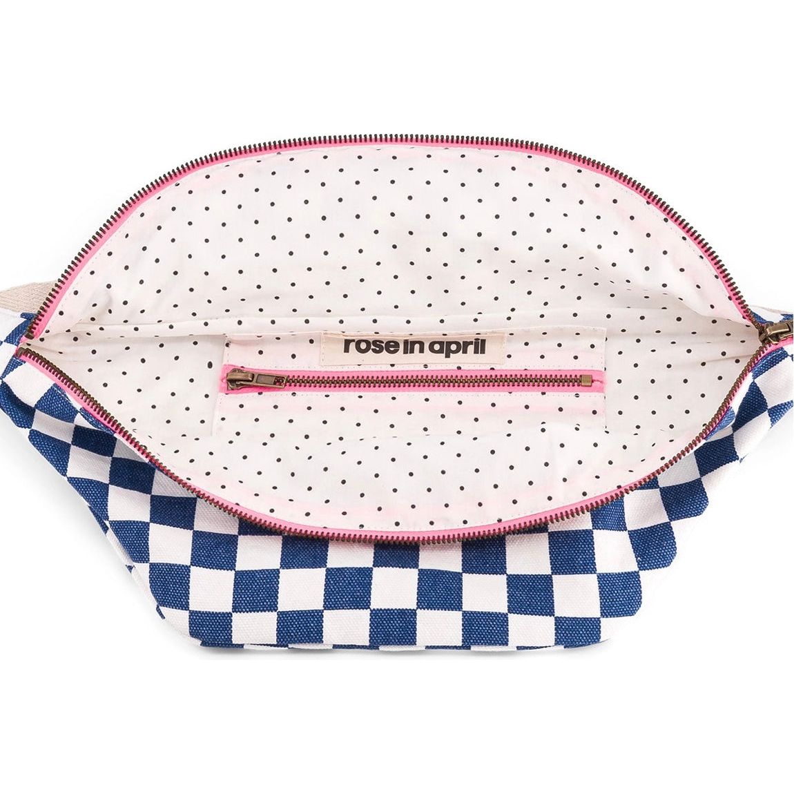 Sac banane Rose in April – imprimé damier écru et bleu – fermeture rose et sangle ajustable en coton
