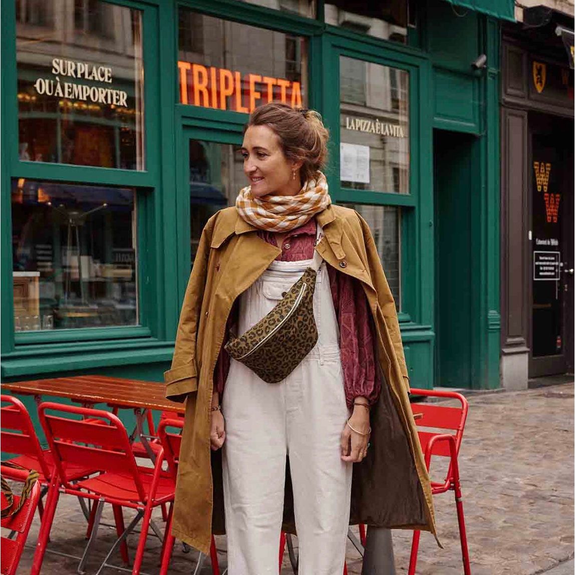 Sac banane Rose in April – imprimé léopard olive – fermeture métal et bandoulière réglable