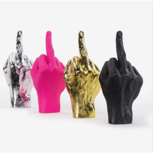 Sculpture doigt d’honneur en résine rose – Bitten – Déco pop décalée