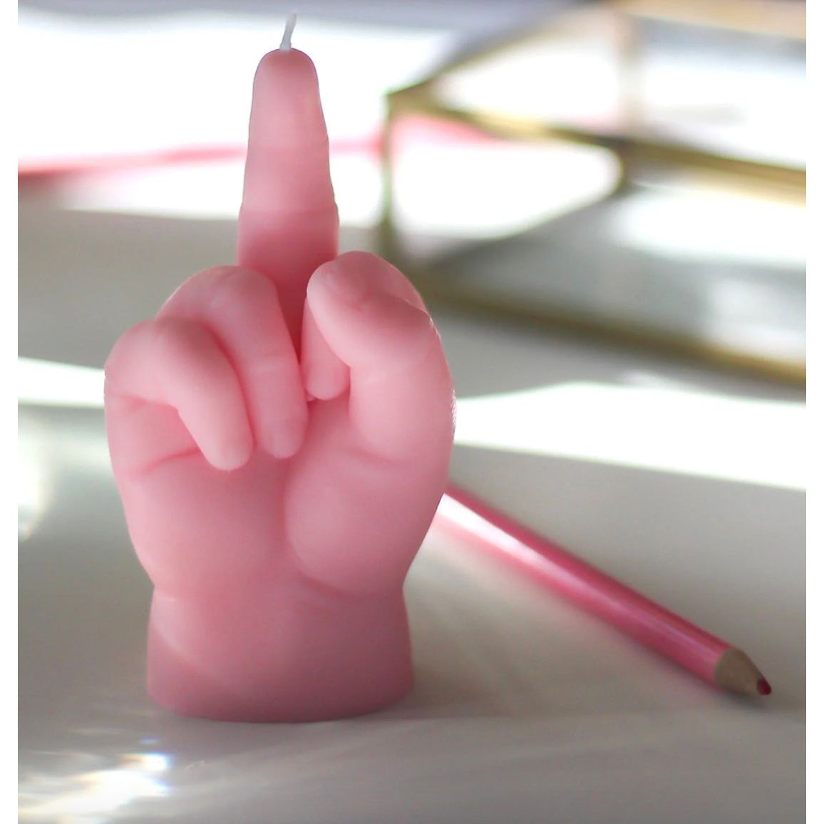 Bougie Candlehand F*ck You Baby rose en forme de main de bébé faisant un doigt d'honneur