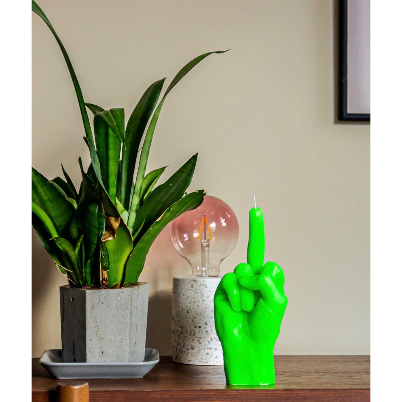 Bougie Candlehand fluo vert en forme de main faisant un doigt d’honneur