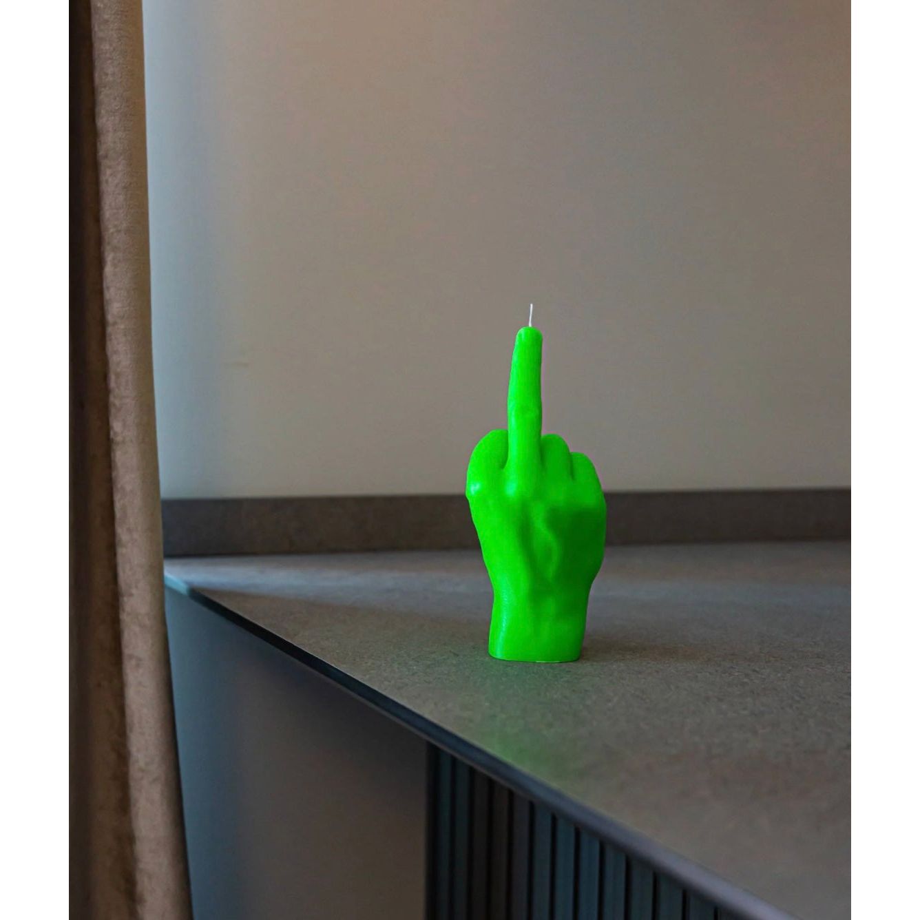 Bougie Candlehand fluo vert en forme de main faisant un doigt d’honneur