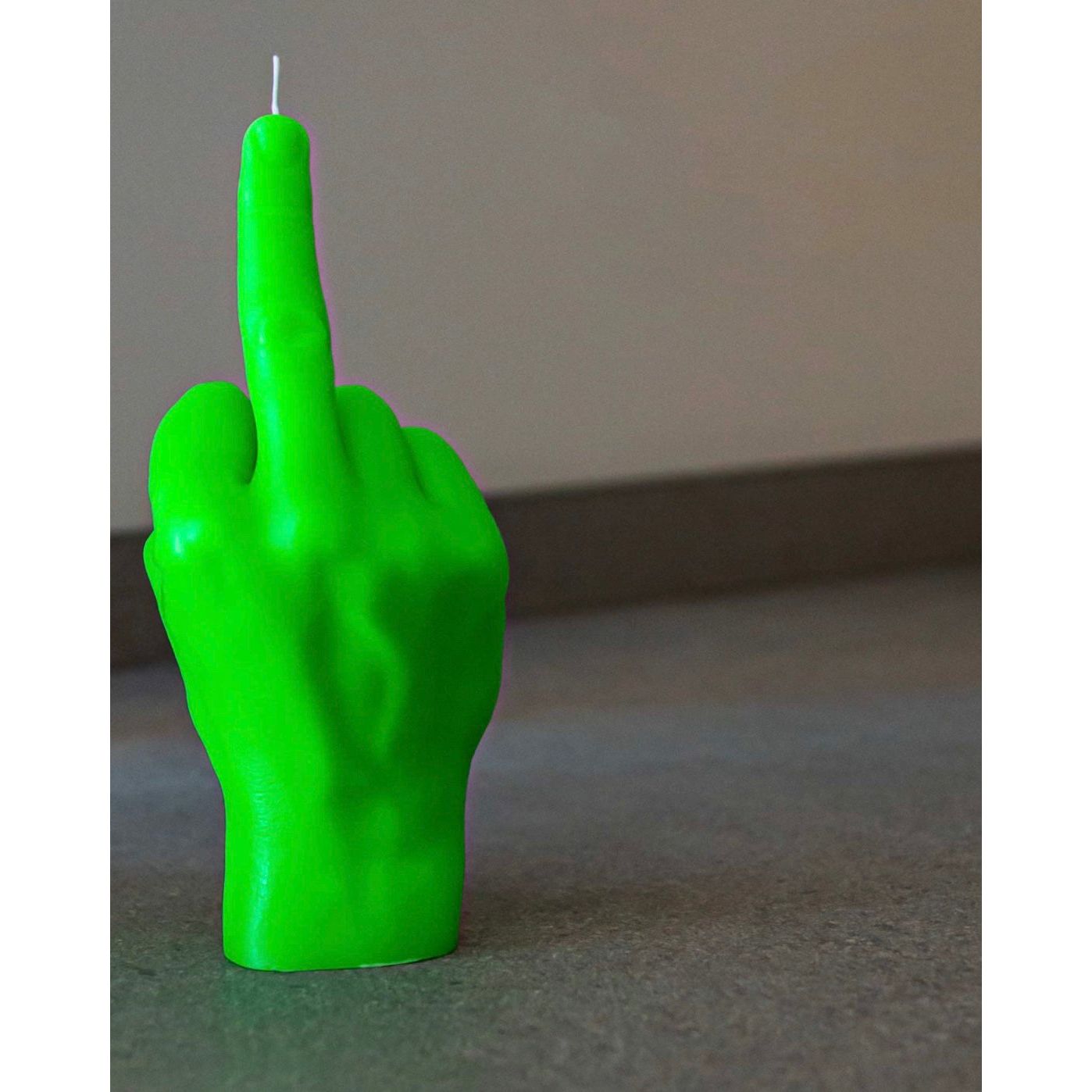 Bougie Candlehand fluo vert en forme de main faisant un doigt d’honneur