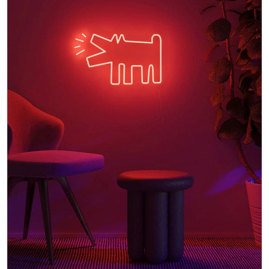 Néon mural Barking Dog rouge – Keith Haring x Yellow Pop, allumé dans un intérieur design