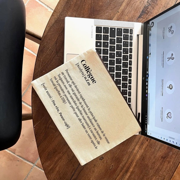 Trousse écrue "Collègue" avec définition humoristique imprimée – Family Impact Stories