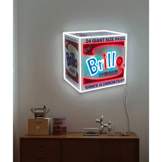 Néon mural Brillo Box d’Andy Warhol – cube lumineux imprimé rouge, bleu et blanc