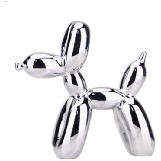 Sculpture Balloon Dog chromée effet miroir, inspirée de Jeff Koons, en résine brillante posée sur fond blanc