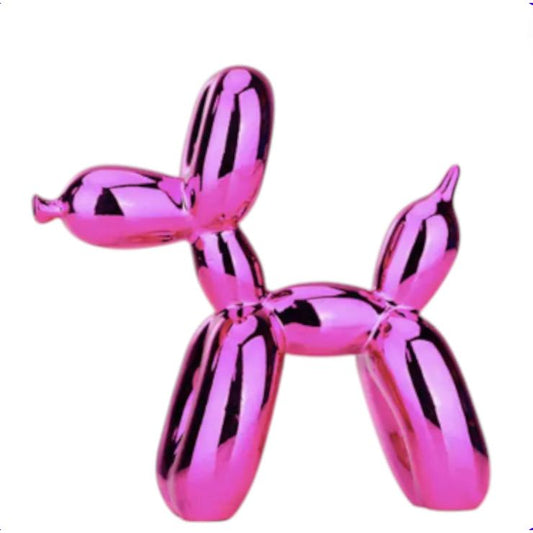 Sculpture Balloon Dog fuchsia brillante en résine, inspirée de Jeff Koons, posée sur fond blanc