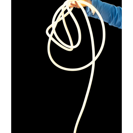 Tube lumineux blanc souple suspendu au plafond, design Studio About
