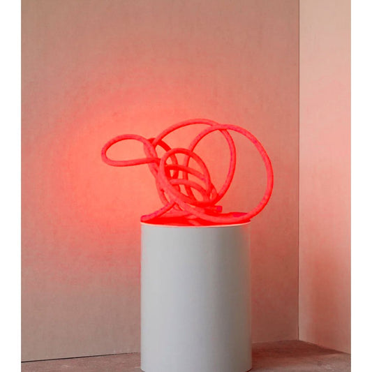 Tube lumineux rouge enroulé en sculpture lumineuse – Studio About