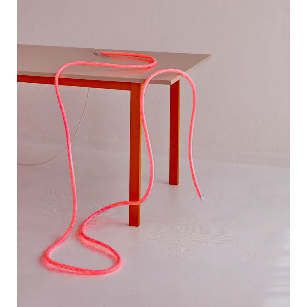 Tube lumineux rouge enroulé en sculpture lumineuse – Studio About
