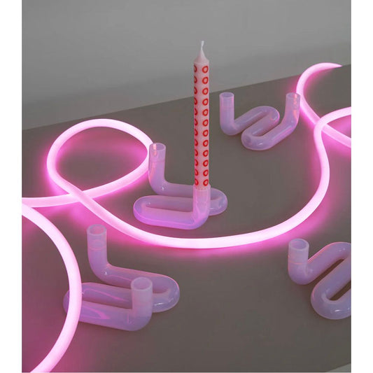 Tube lumineux LED rose 5 m posé au sol – Studio About