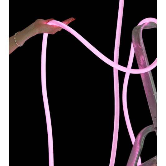 Tube lumineux LED rose 5 m posé au sol – Studio About