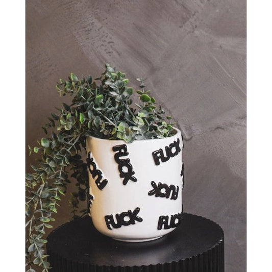 Vase en céramique blanche avec le mot "FUCK" en lettres noires, style déco provocateur