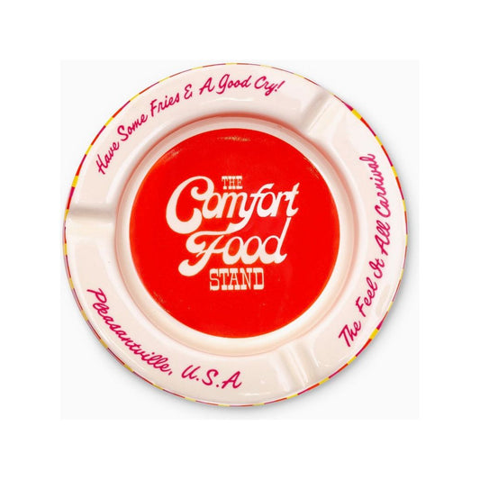 – Cendrier ban.do rétro rouge
– Vide-poche à rayures style stand de foire
– Logo Comfort Food Stand au centre
– Détail slogan Have Some Fries & A Good Cry
– Objet déco ban.do pop et vintage