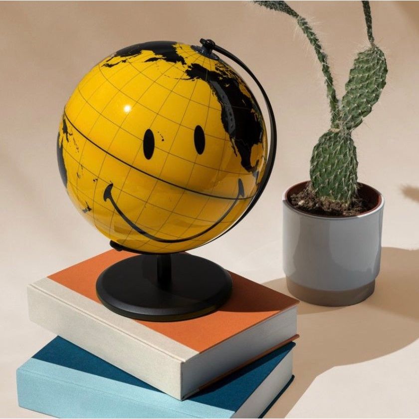 Globe terrestre jaune avec smiley noir – Suck UK x Smiley Originals