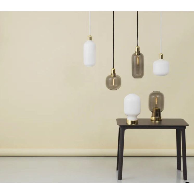 Suspension AMP petite taille en verre fumé et laiton – Normann Copenhagen