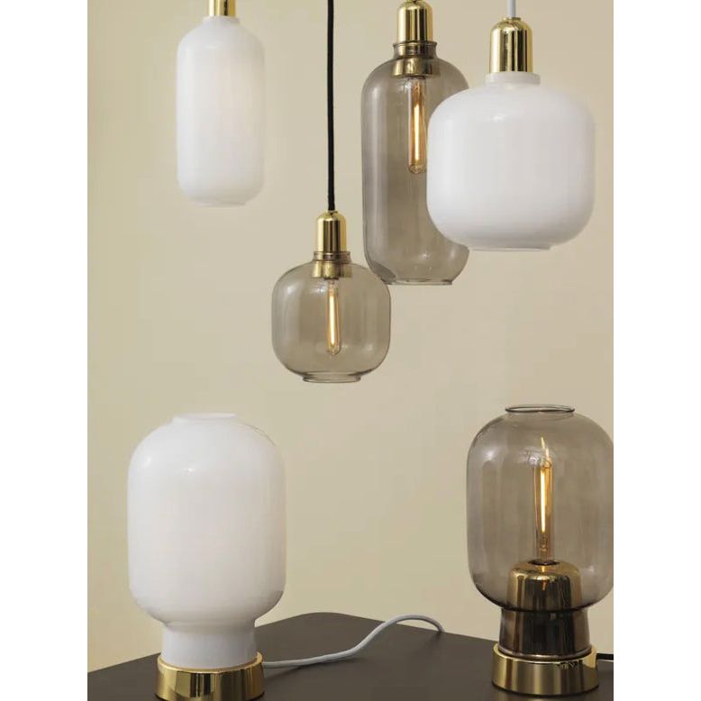 Suspension AMP petite taille en verre fumé et laiton – Normann Copenhagen