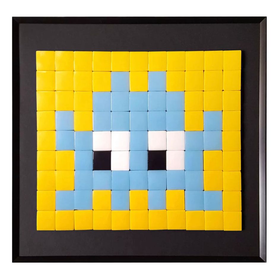 Cadre mosaïque pixel art 30x30 cm représentant un invader bleu sur fond jaune – Fenel & Arno