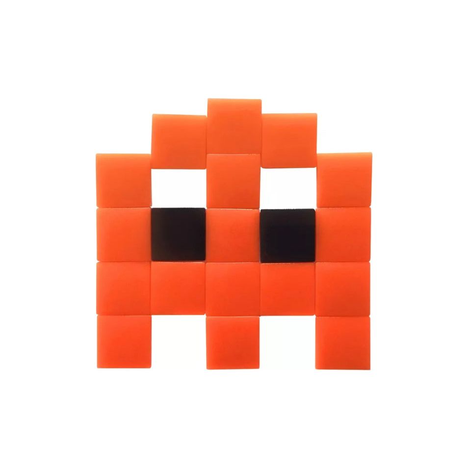 Mosaïque en forme de fantôme orange en verre, style pixel art – Fenel & Arno