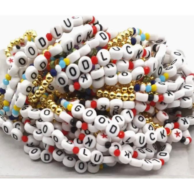 bracelet GOOD LUCK multicolore avec perles en acrylique et laiton doré, sur élastique