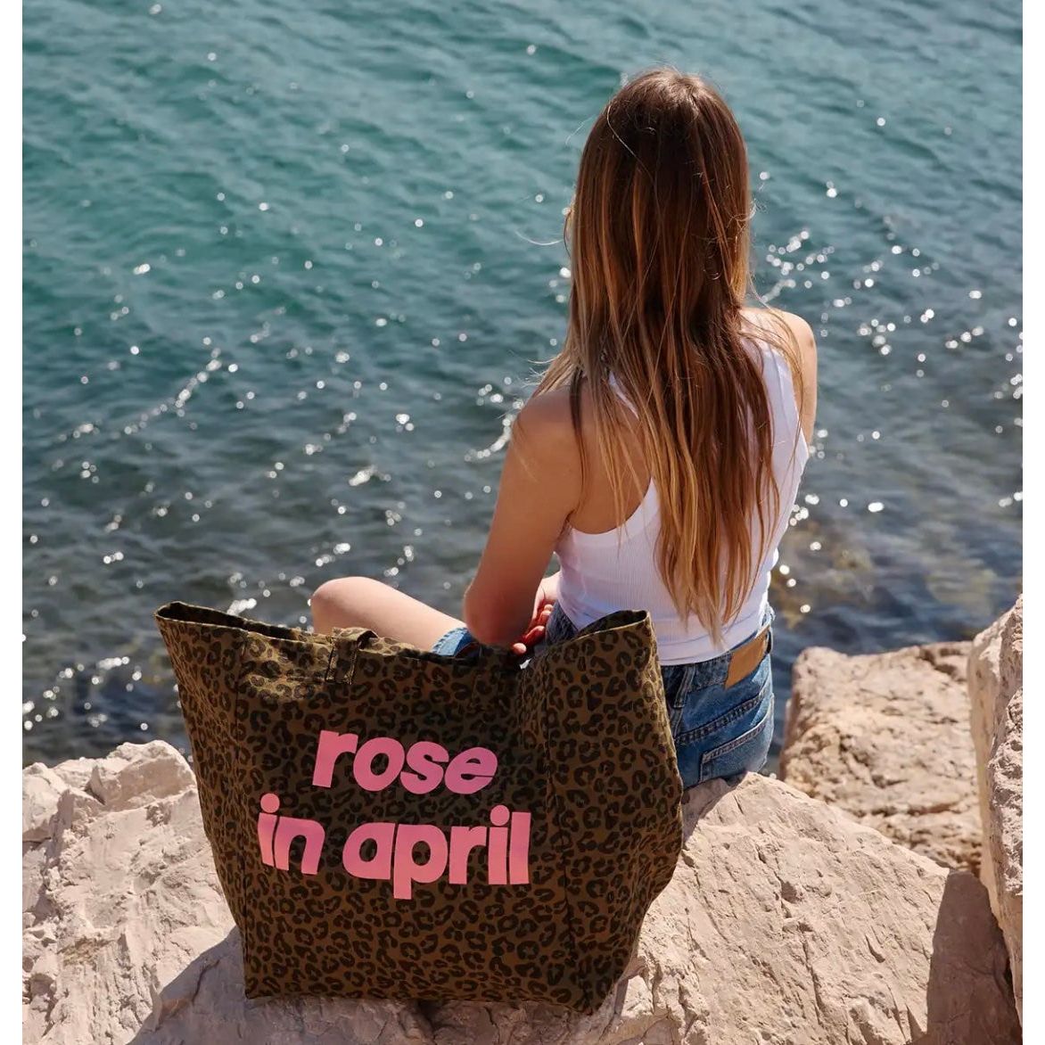 cabas Rose in April Graou olive porté à l’épaule avec logo rose fluo
