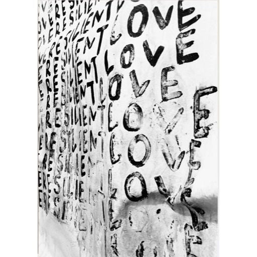 affiche Resilient Love en noir et blanc par Hélène Lelimouzin avec lettres "LOVE" et "RESILIENT" sur fond texturé