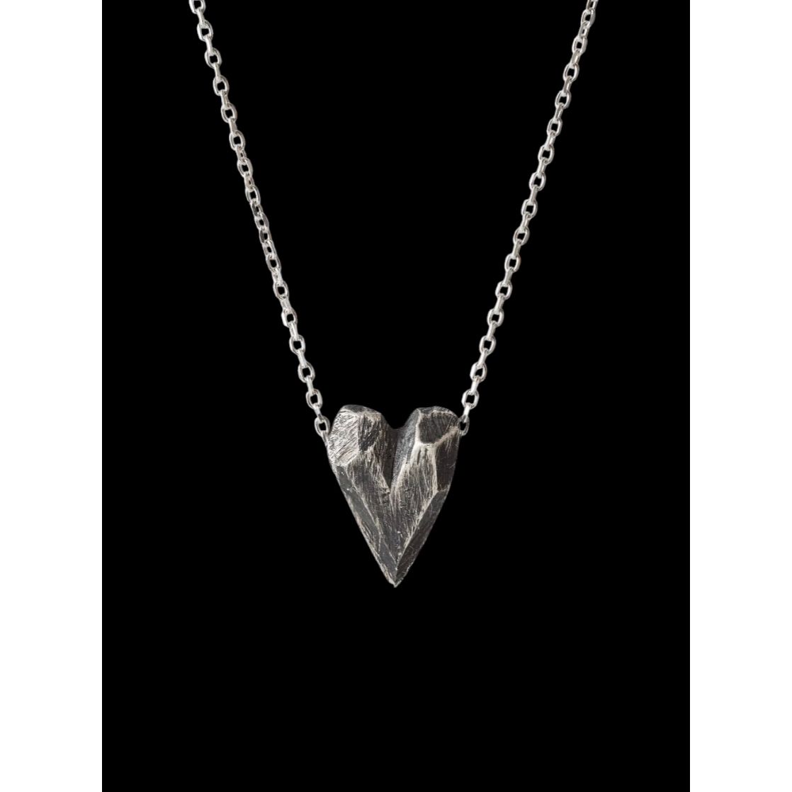 Beatriz Favres – Collier cœur en argent oxydé (petite taille)