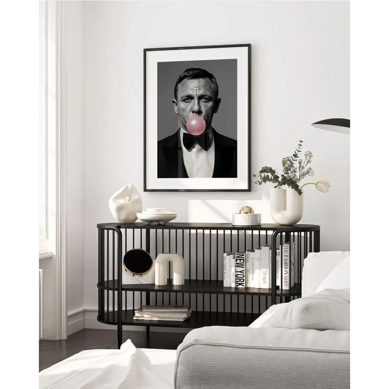 Affiche "Bulle 007" – Cebo Galerie, portrait noir & blanc avec chewing-gum rose